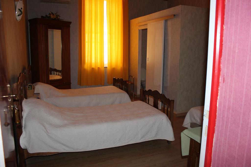 Hotel Restaurant La Camargue サラン・ド・ジロー 部屋 写真